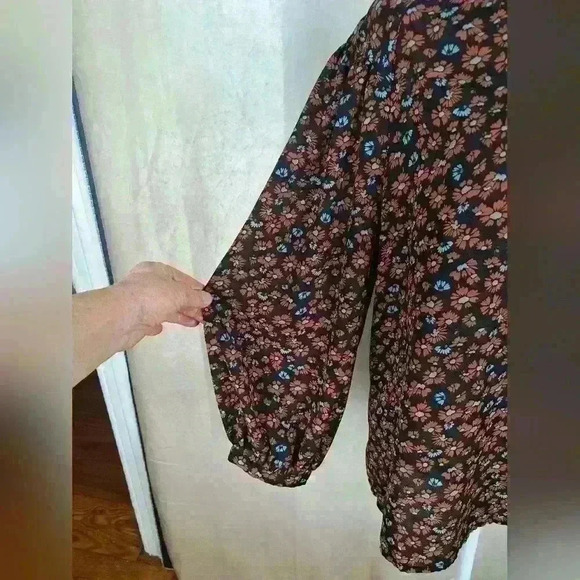 CeCe Daisy Melody Black Floral Blouse Size Medium - Picture 3 of 12